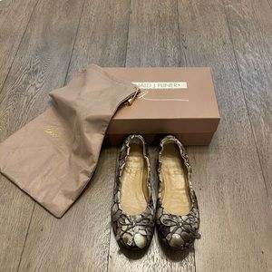 Donald J Pliner Ballet Flats in Smog Crocco Patent Leather, Size 9.5
